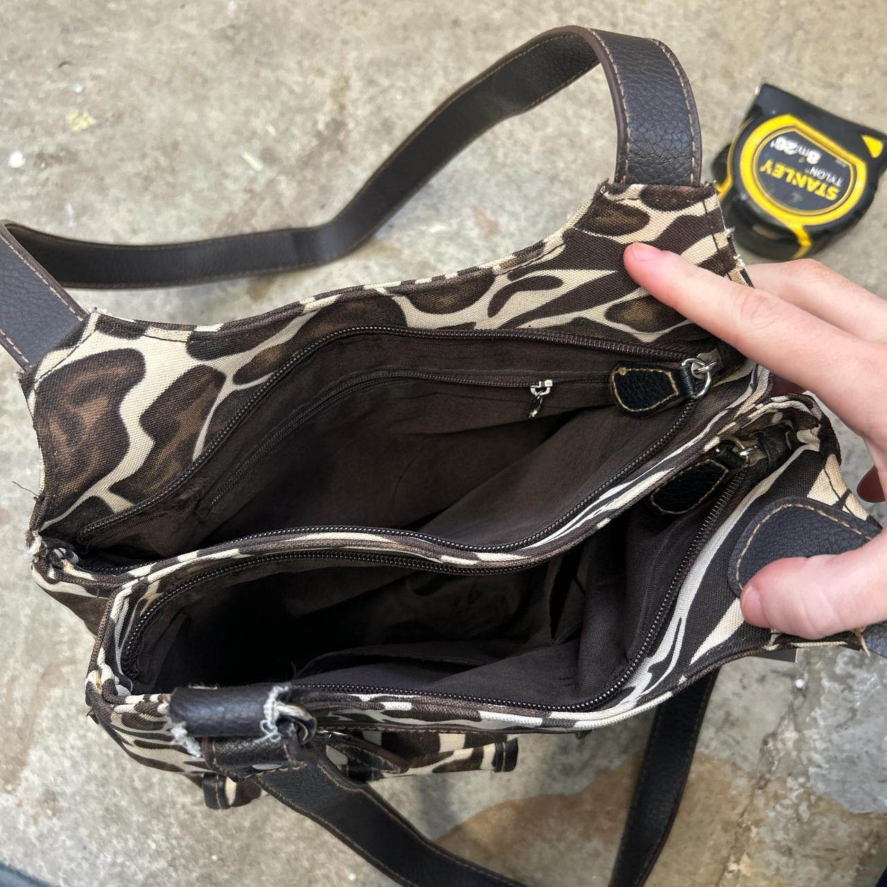 brown giraffe double pocket shoulder bag