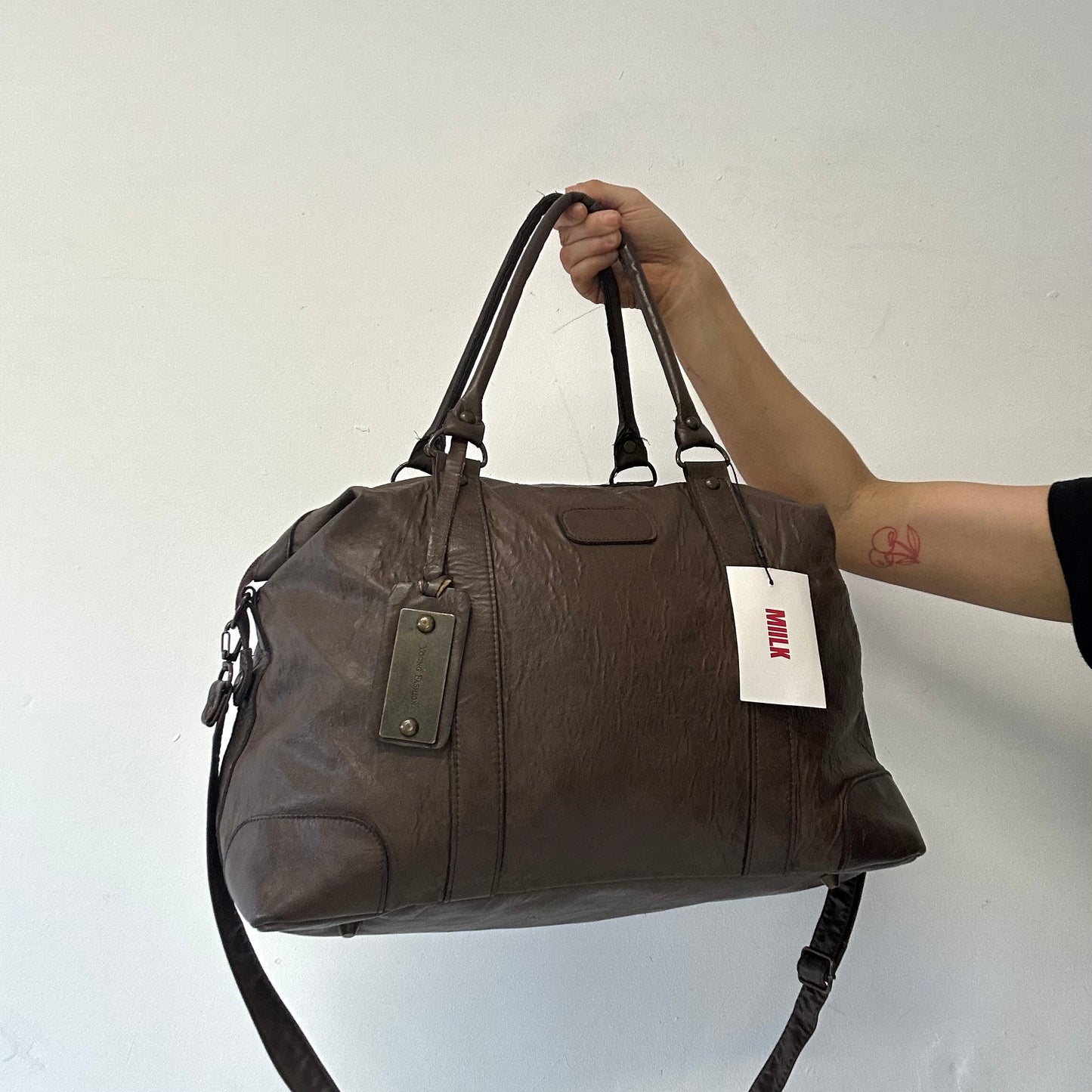 brown lightweight genuine leather shoulder duffle bag