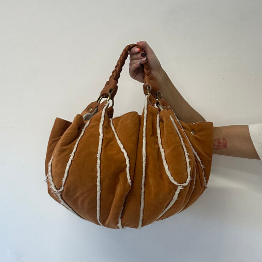 tanned and fleece piping bucket bag