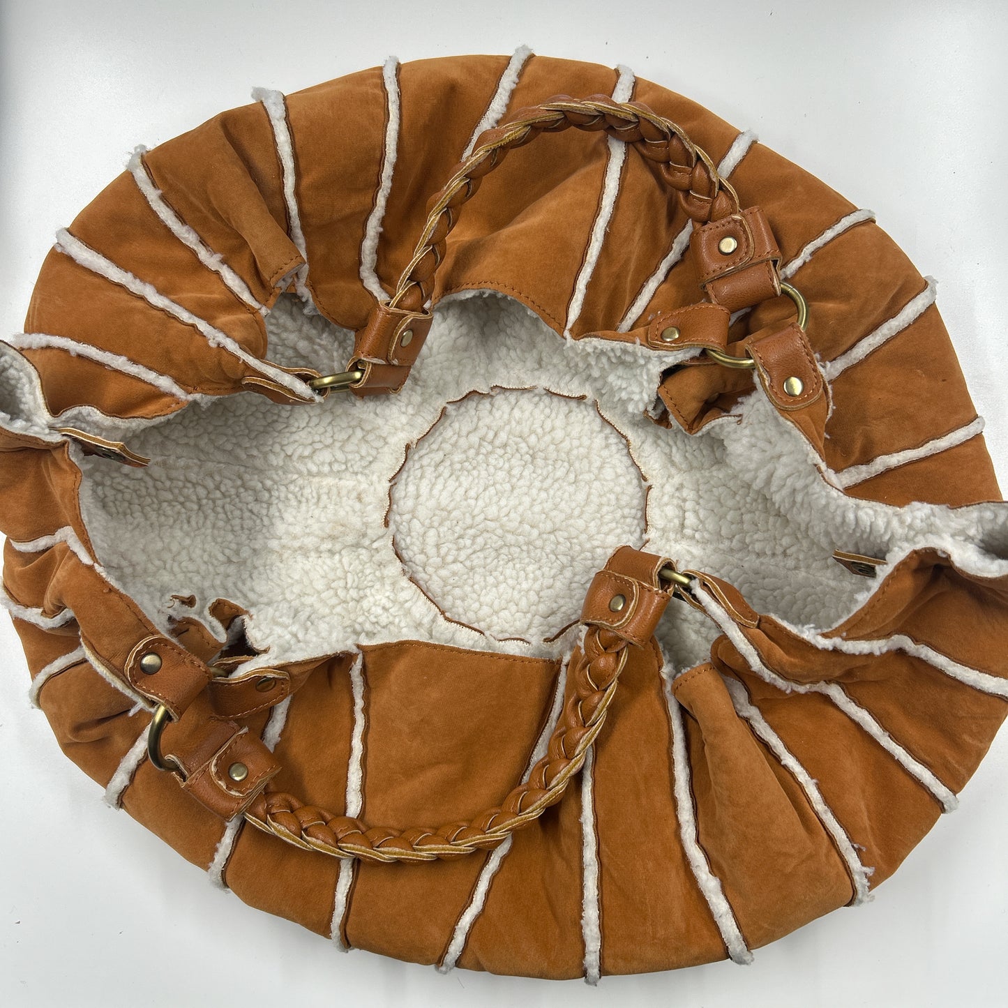 tanned and fleece piping bucket bag