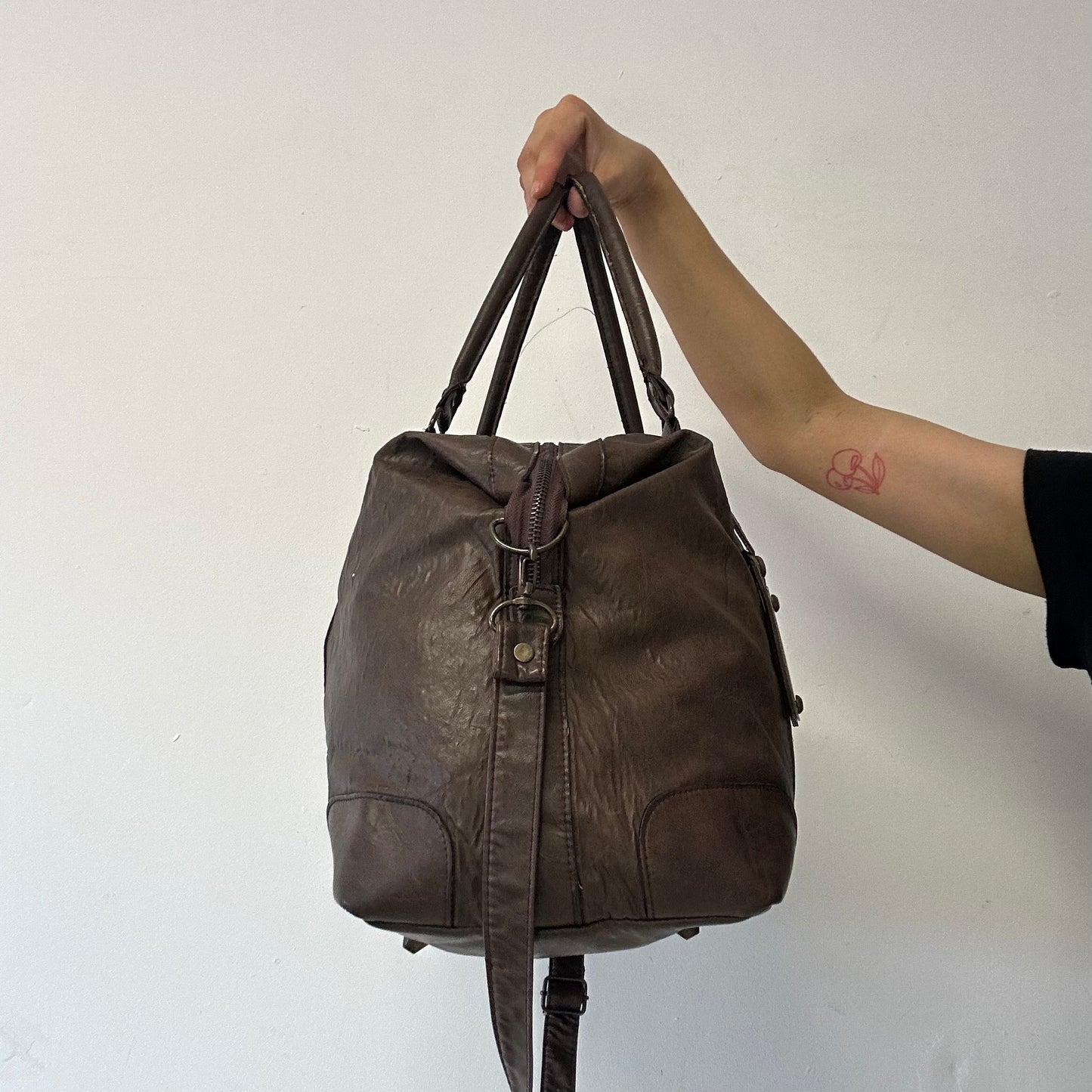 brown lightweight genuine leather shoulder duffle bag