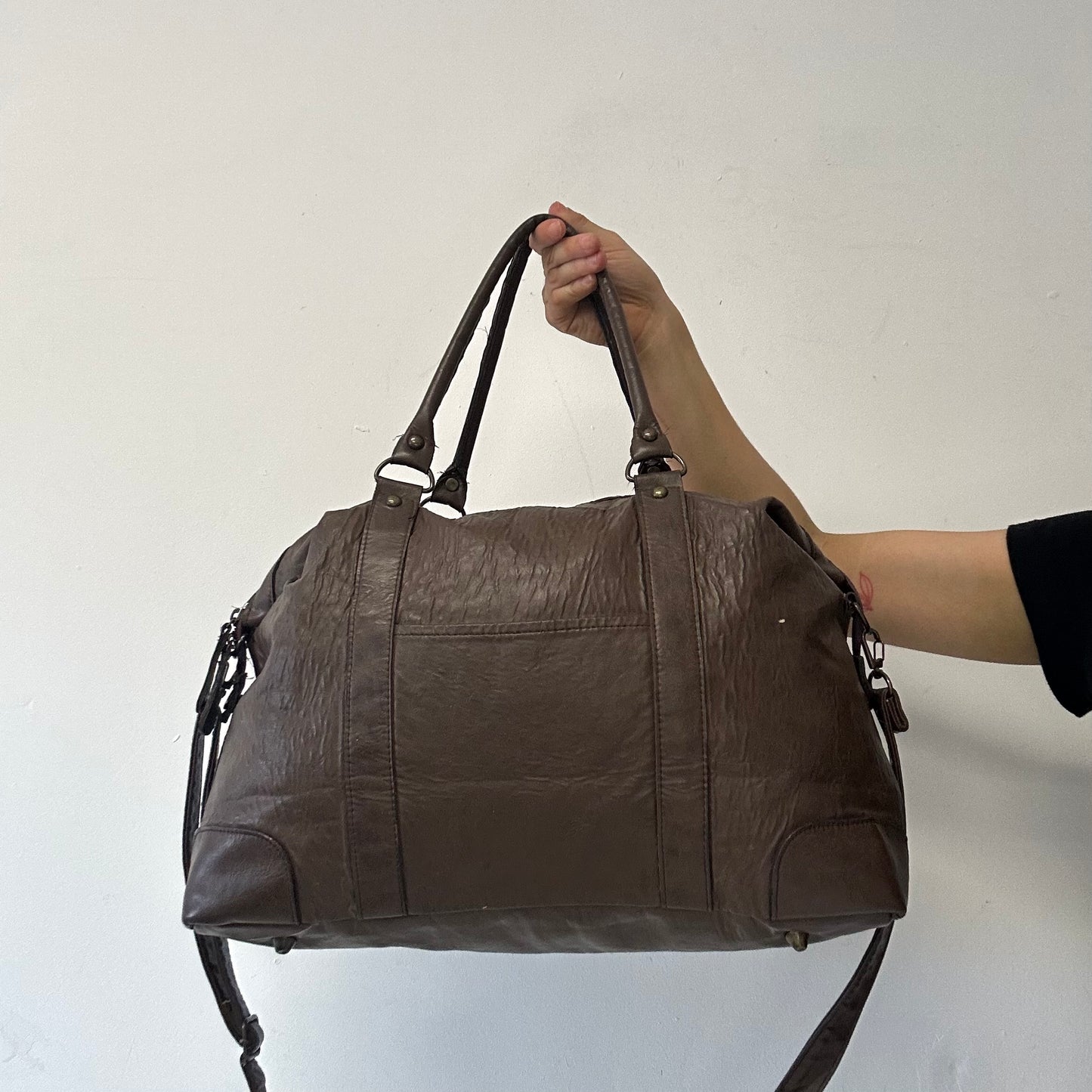 brown lightweight genuine leather shoulder duffle bag