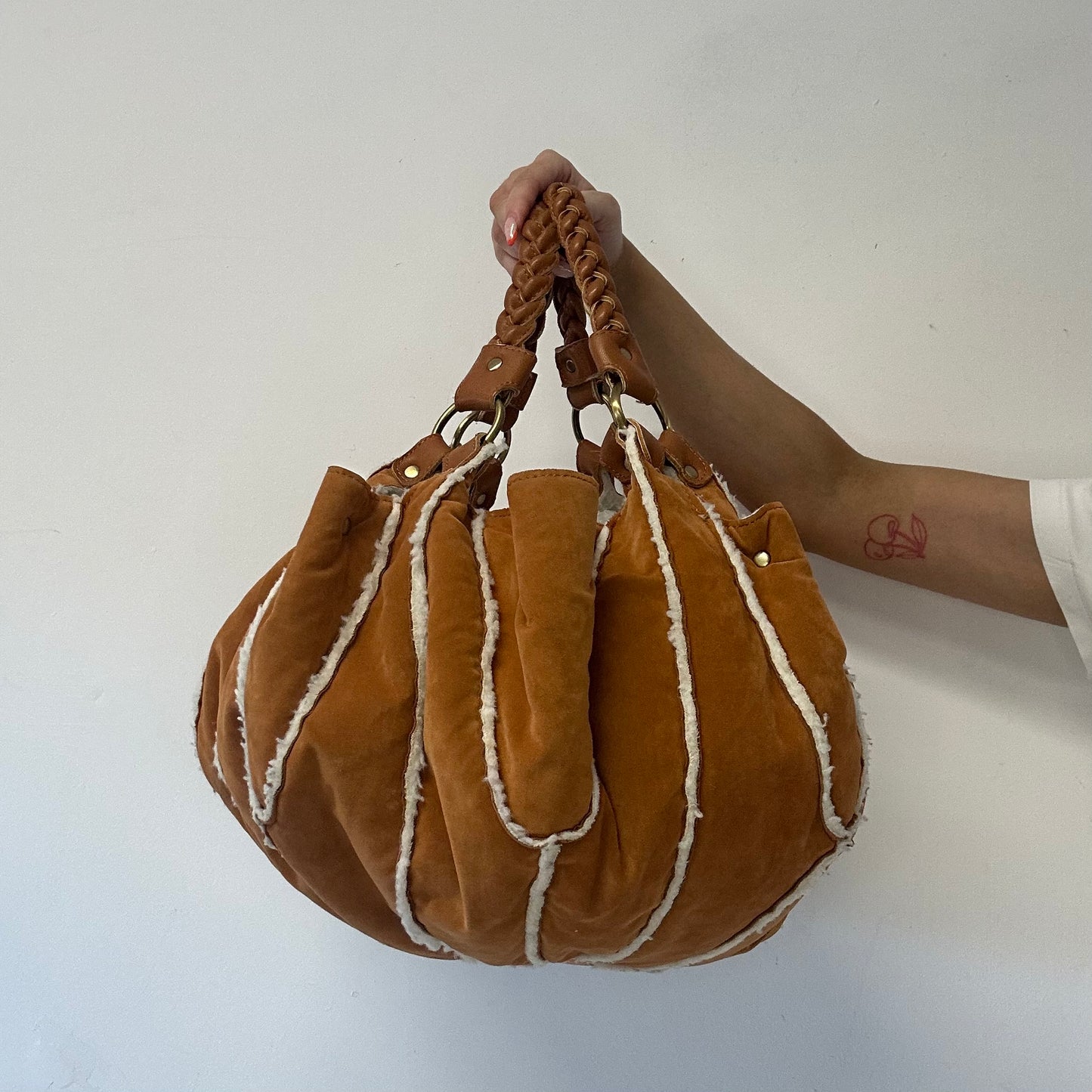 tanned and fleece piping bucket bag