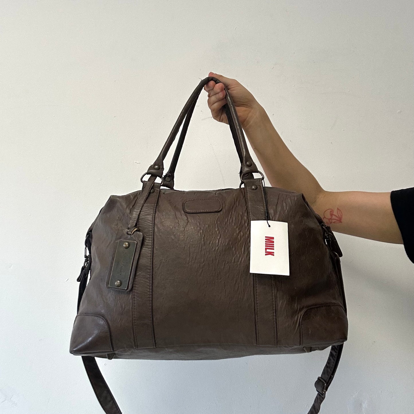 brown lightweight genuine leather shoulder duffle bag