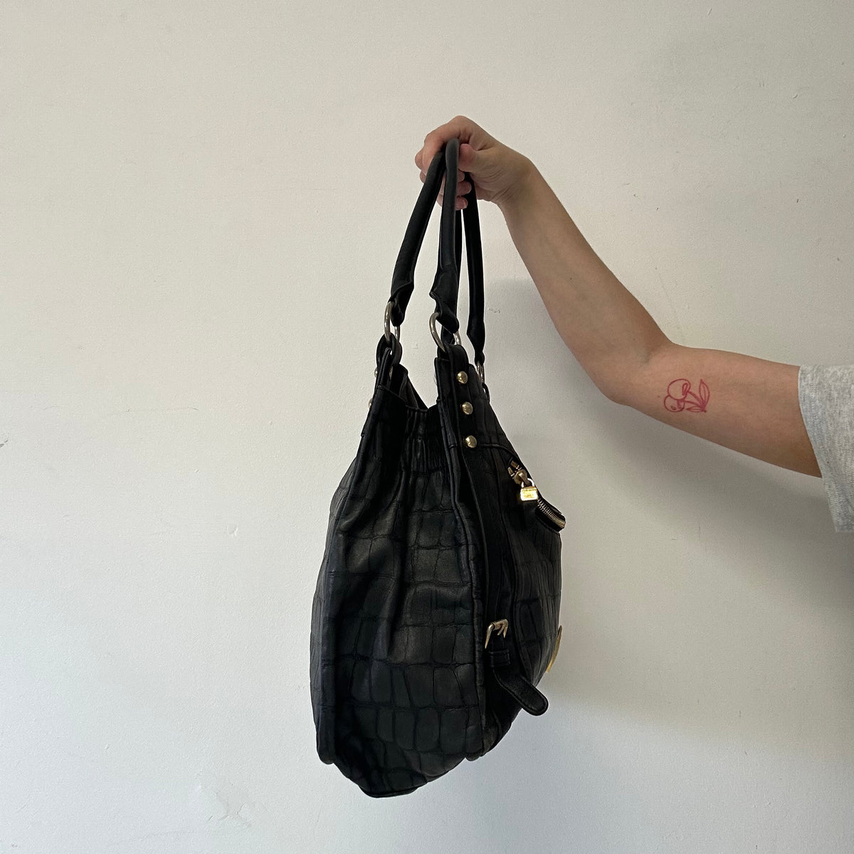 grey croc effect leather shoulder bag