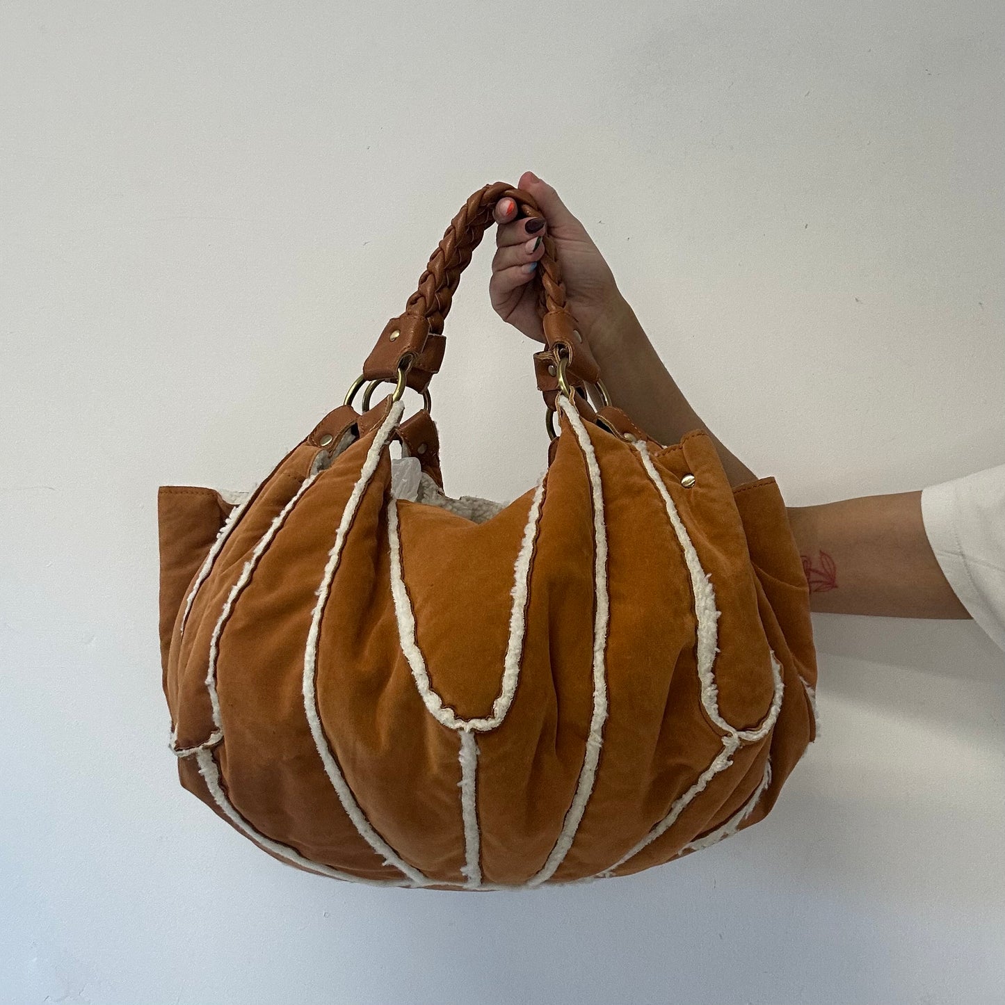 tanned and fleece piping bucket bag