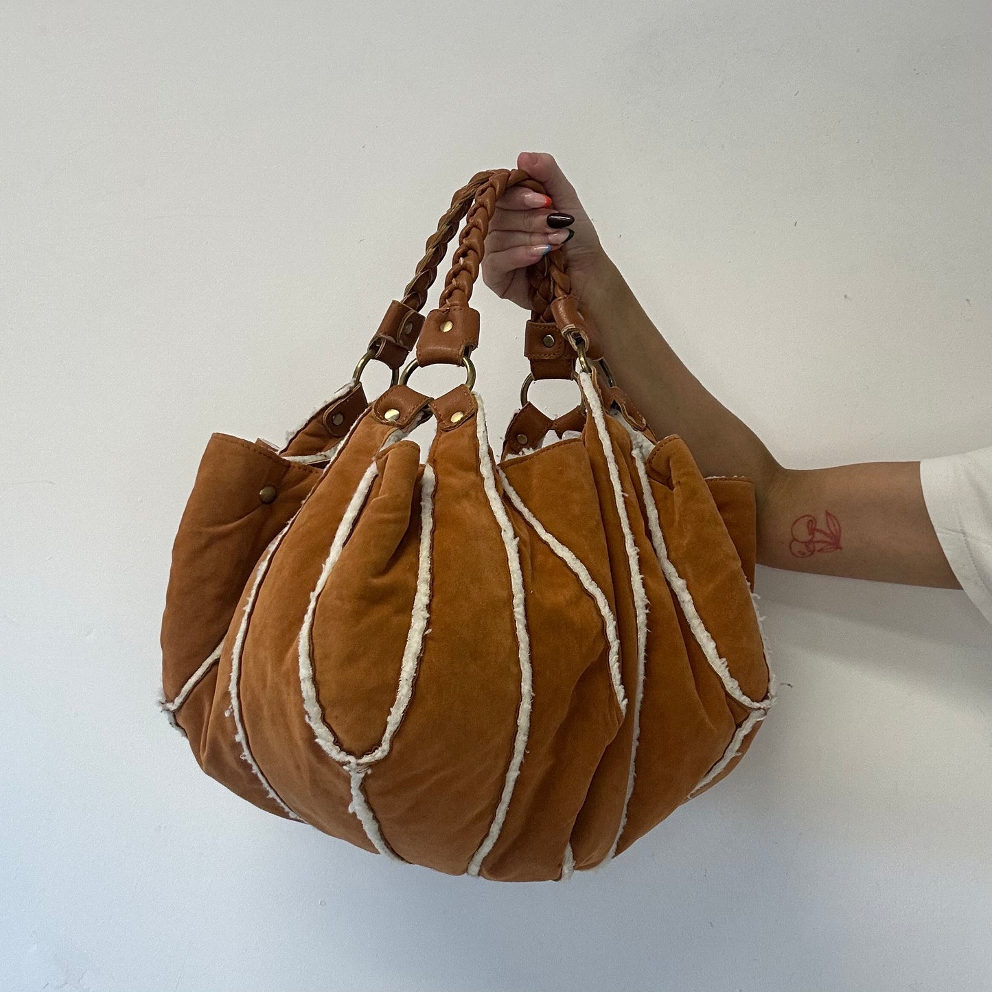 tanned and fleece piping bucket bag